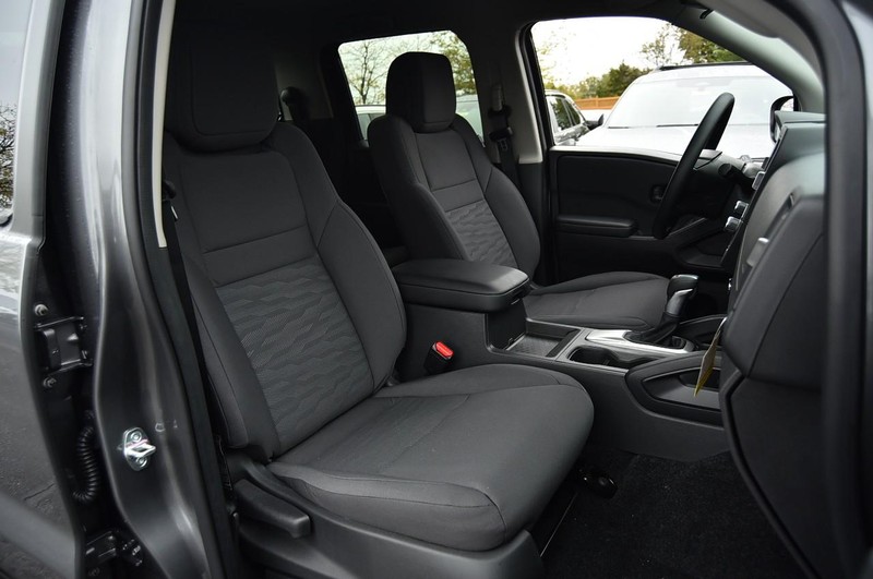 Nissan Frontier Vehicle Full-screen Gallery Image 21