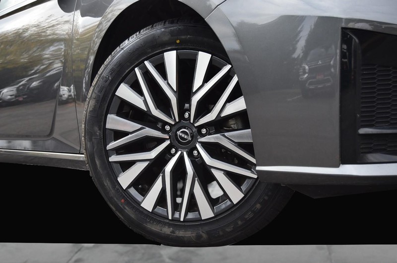 Nissan Altima Vehicle Full-screen Gallery Image 3