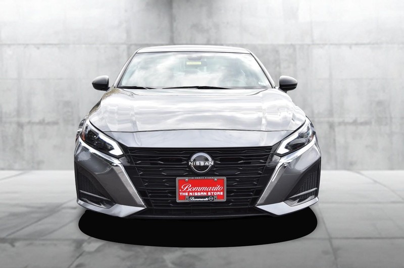 Nissan Altima Vehicle Full-screen Gallery Image 4