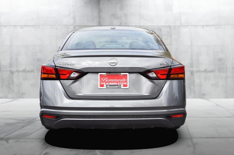 Nissan Altima Vehicle Full-screen Gallery Image 6