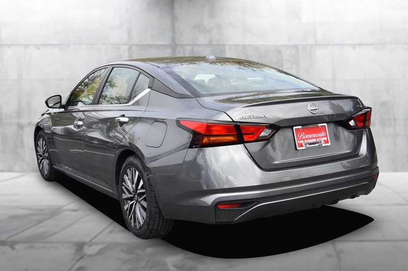 Nissan Altima Vehicle Full-screen Gallery Image 7