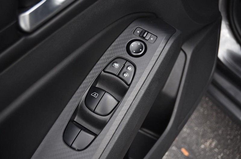 Nissan Altima Vehicle Full-screen Gallery Image 9