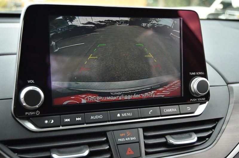 Nissan Altima Vehicle Full-screen Gallery Image 13