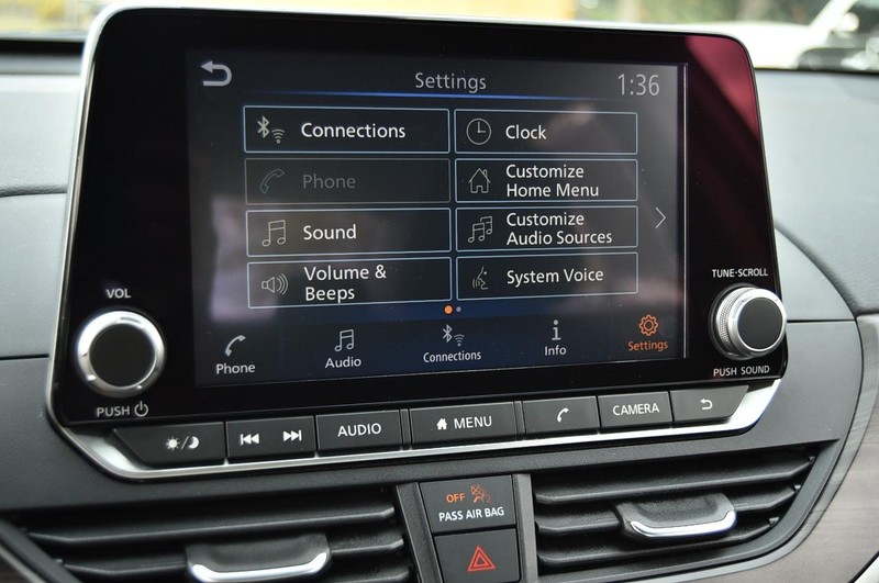 Nissan Altima Vehicle Full-screen Gallery Image 14