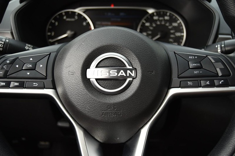 Nissan Altima Vehicle Full-screen Gallery Image 18