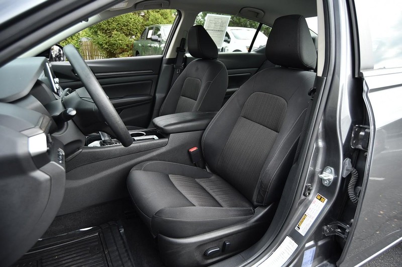 Nissan Altima Vehicle Full-screen Gallery Image 19