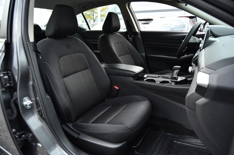 Nissan Altima Vehicle Full-screen Gallery Image 20