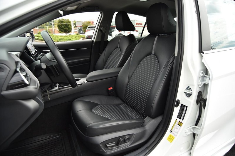 Toyota Camry Vehicle Image 18