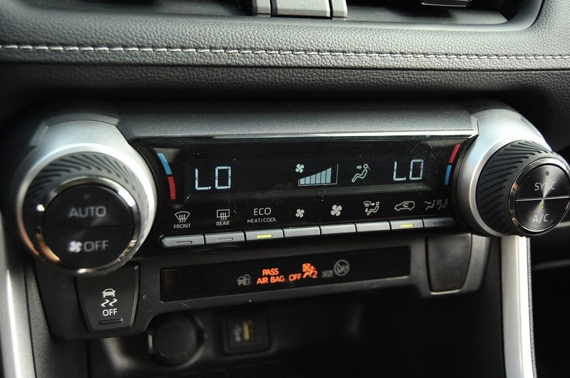 Toyota RAV4 Vehicle Image 15