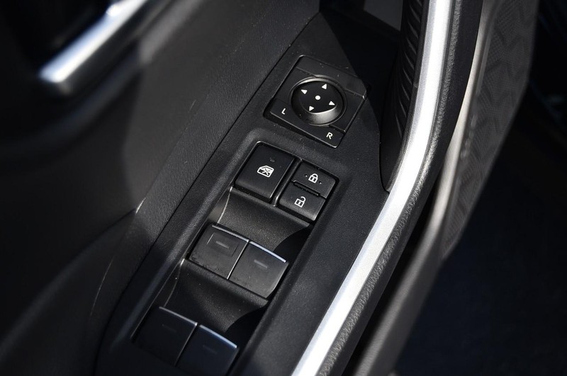 Toyota RAV4 Vehicle Image 09