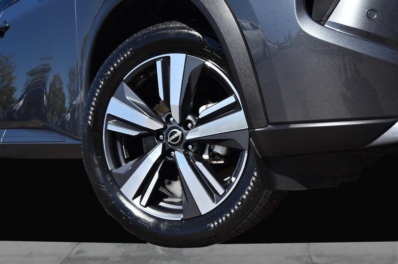 Nissan Rogue Vehicle Image 03