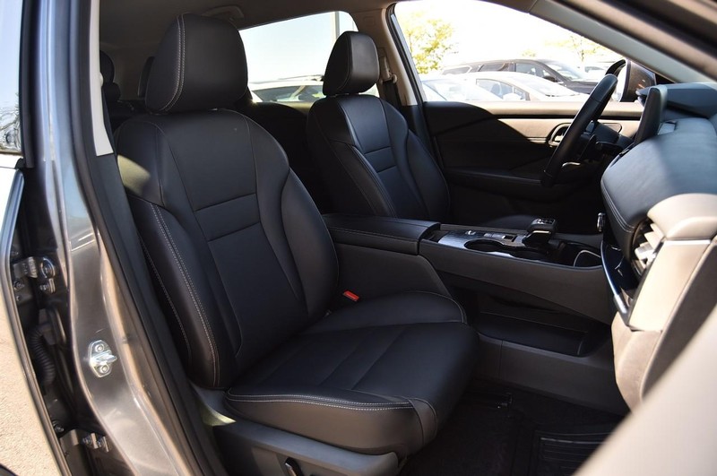 Nissan Rogue Vehicle Image 22