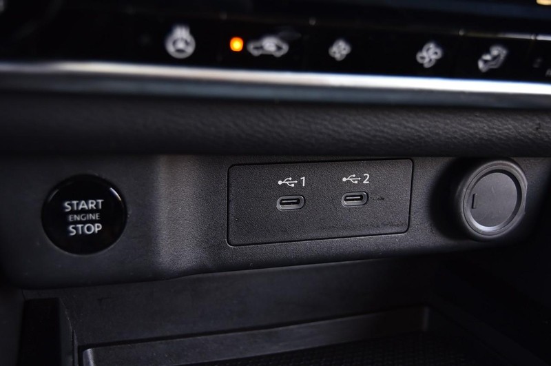 Nissan Rogue Vehicle Image 16