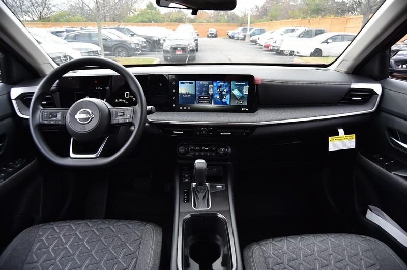 Nissan Kicks Vehicle Image 08