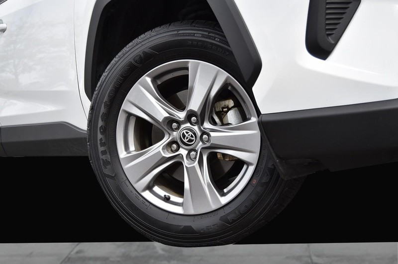 Toyota RAV4 Vehicle Full-screen Gallery Image 3