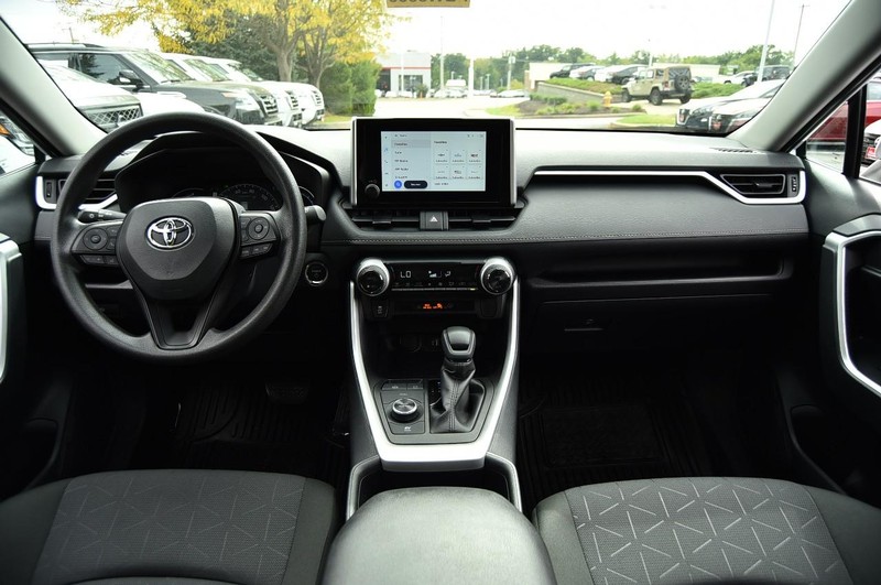 Toyota RAV4 Vehicle Full-screen Gallery Image 8