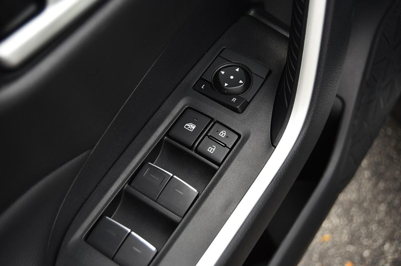 Toyota RAV4 Vehicle Full-screen Gallery Image 9