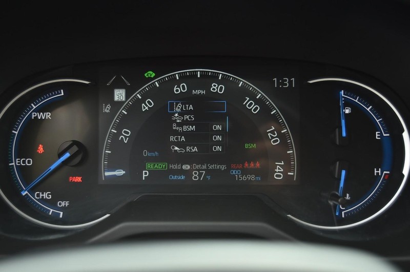 Toyota RAV4 Vehicle Full-screen Gallery Image 12