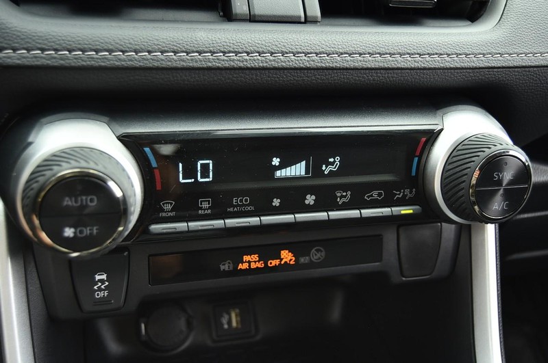 Toyota RAV4 Vehicle Full-screen Gallery Image 15