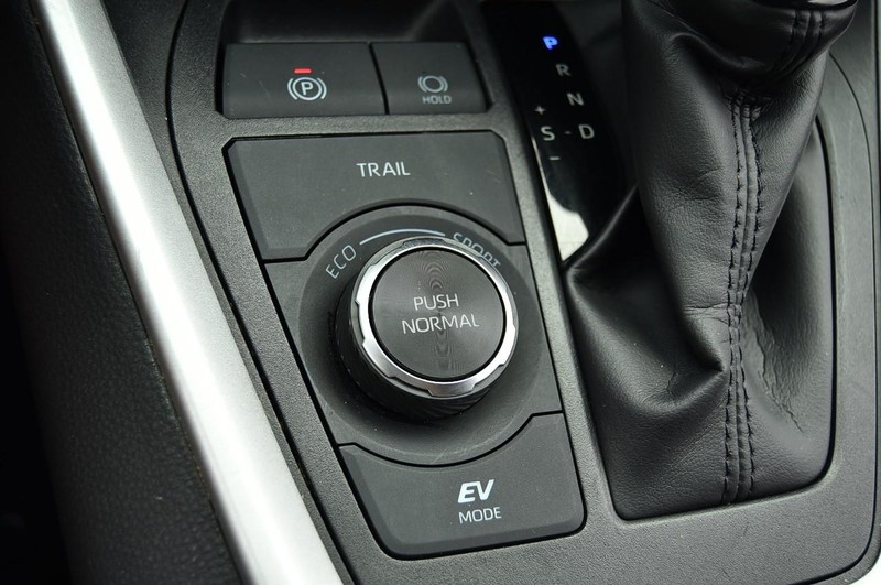 Toyota RAV4 Vehicle Full-screen Gallery Image 16