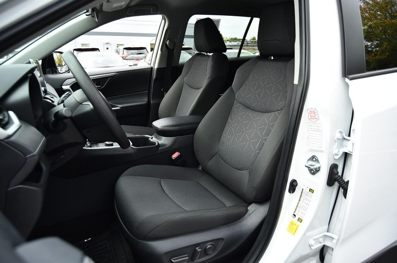 Toyota RAV4 Vehicle Full-screen Gallery Image 19