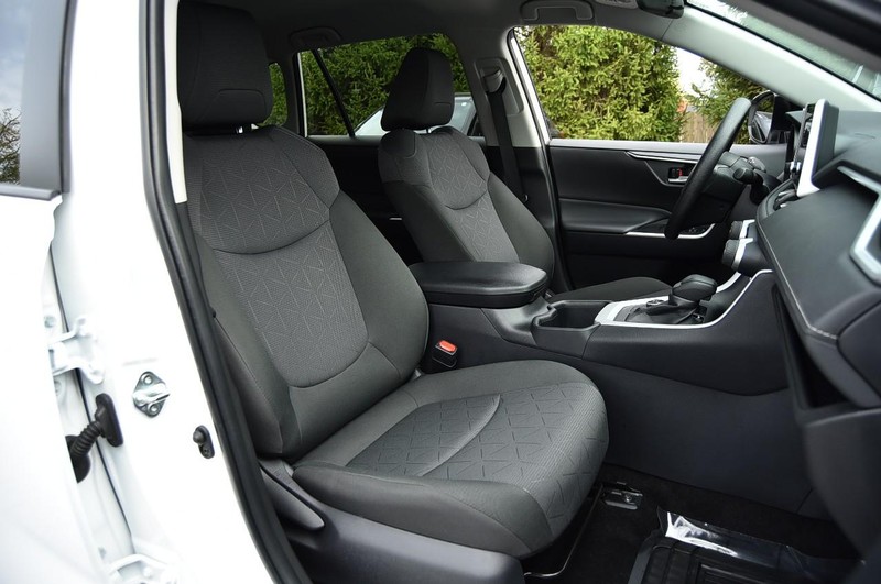 Toyota RAV4 Vehicle Full-screen Gallery Image 20