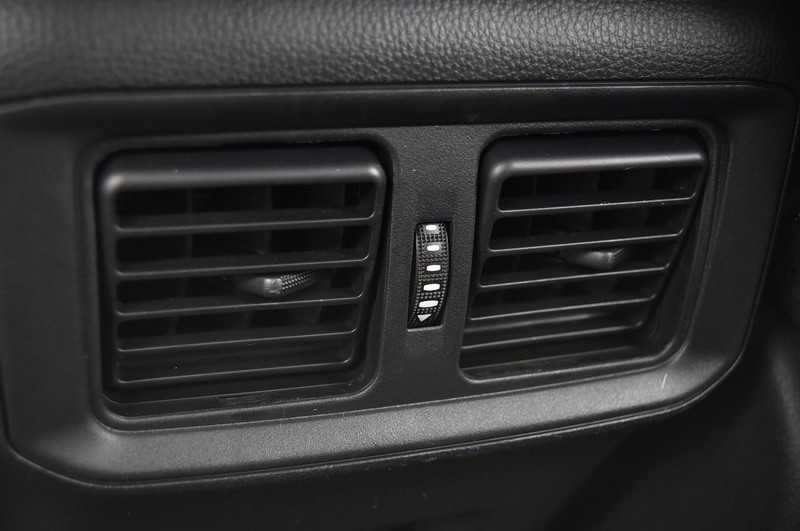 Toyota RAV4 Vehicle Full-screen Gallery Image 22