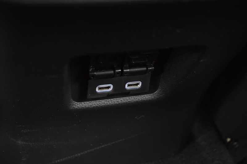 Toyota RAV4 Vehicle Full-screen Gallery Image 23