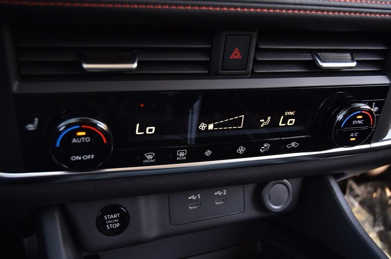 Nissan Rogue Vehicle Image 18