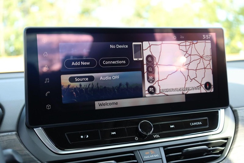 Nissan Altima Vehicle Image 12