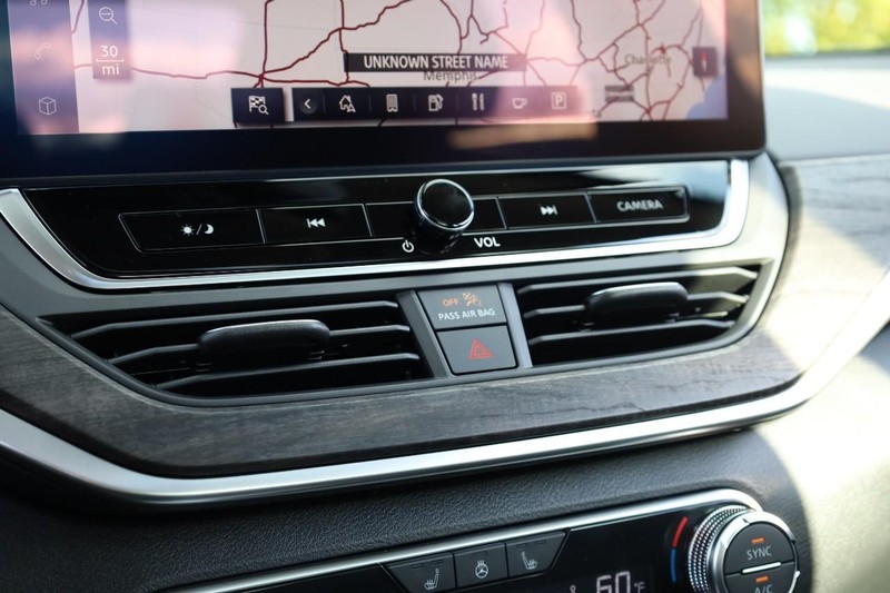 Nissan Altima Vehicle Image 15