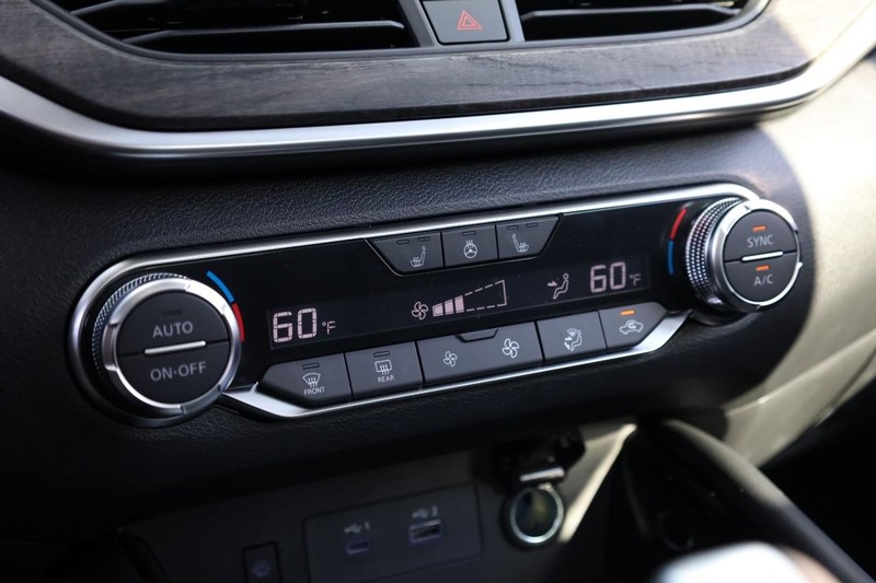 Nissan Altima Vehicle Image 16