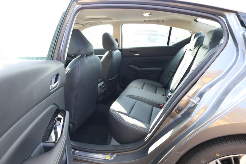 Nissan Altima Vehicle Image 22