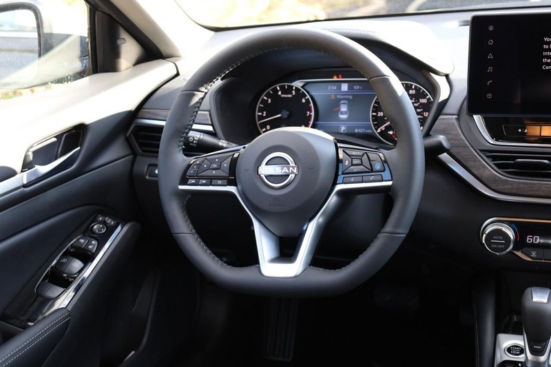 Nissan Altima Vehicle Image 25