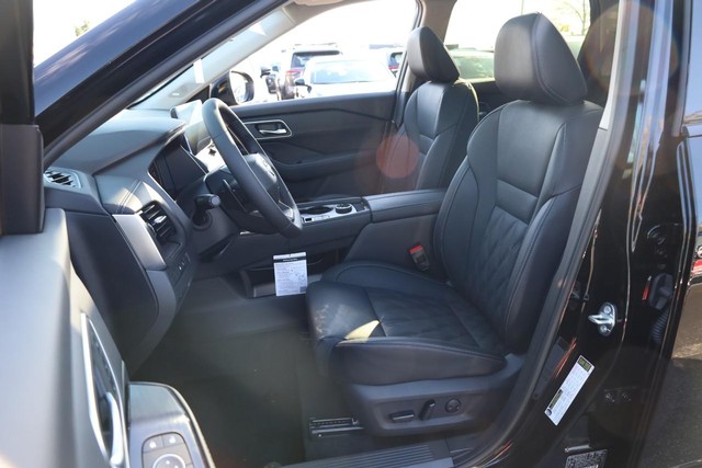 Nissan Rogue Vehicle Image 08