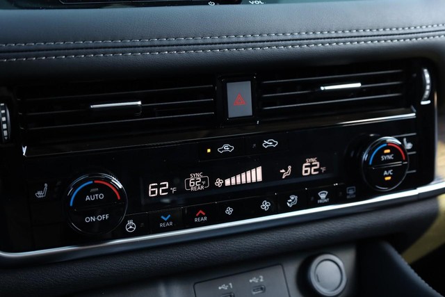 Nissan Rogue Vehicle Image 16