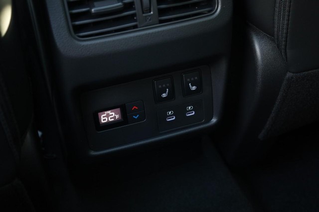 Nissan Rogue Vehicle Image 25