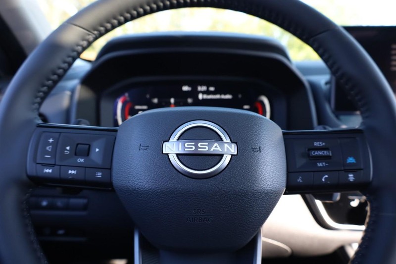 Nissan Rogue Vehicle Image 11