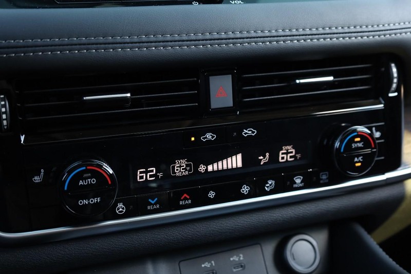 Nissan Rogue Vehicle Image 16