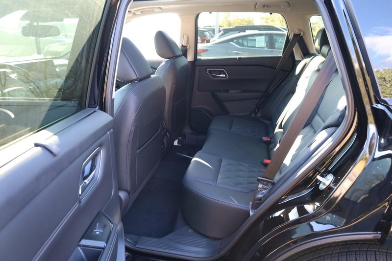 Nissan Rogue Vehicle Image 24