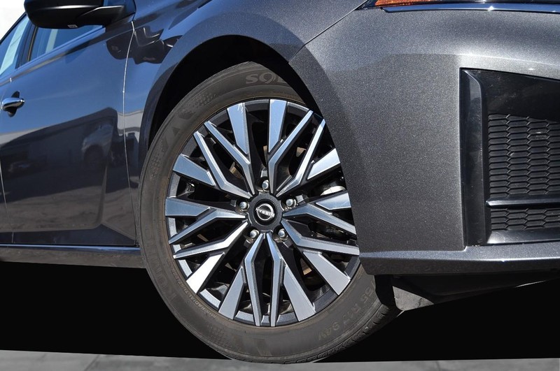 Nissan Altima Vehicle Image 03