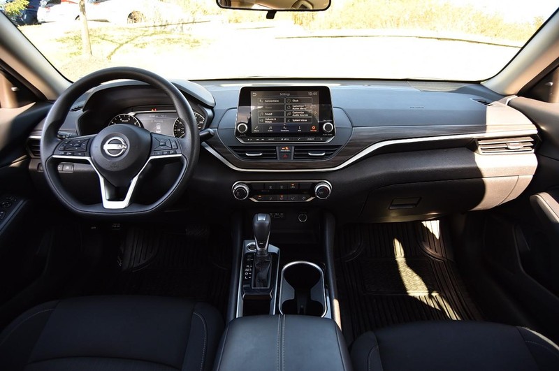 Nissan Altima Vehicle Image 08