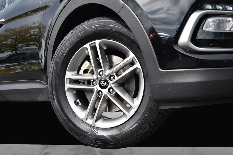 Hyundai Santa Fe Sport Vehicle Full-screen Gallery Image 03