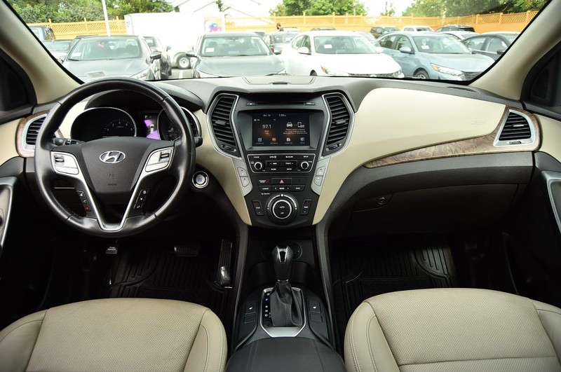 Hyundai Santa Fe Sport Vehicle Full-screen Gallery Image 08