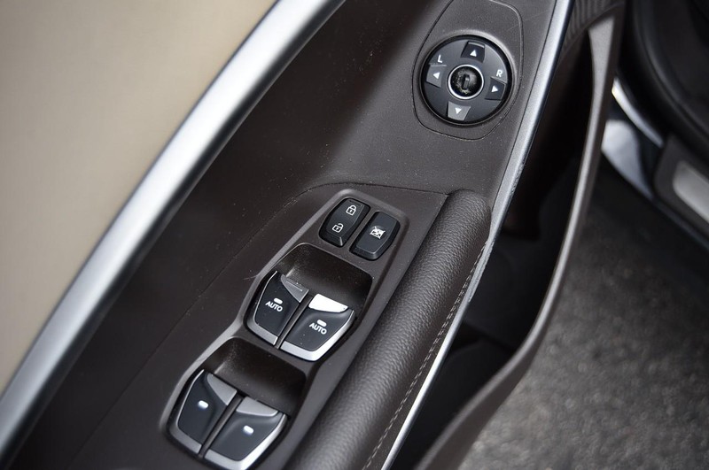 Hyundai Santa Fe Sport Vehicle Full-screen Gallery Image 09