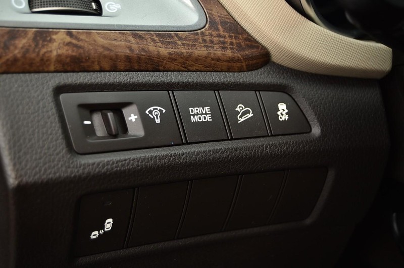 Hyundai Santa Fe Sport Vehicle Full-screen Gallery Image 11