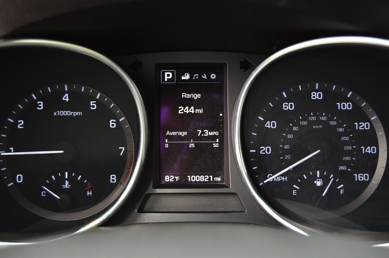 Hyundai Santa Fe Sport Vehicle Full-screen Gallery Image 12