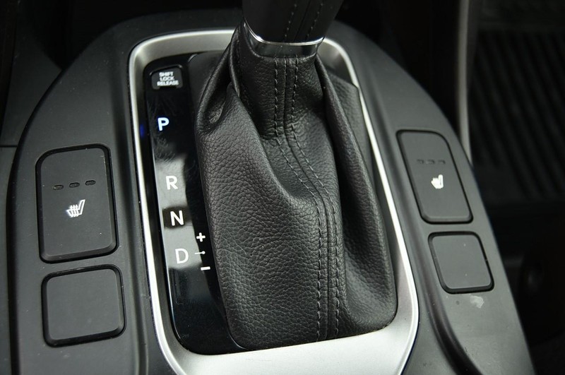 Hyundai Santa Fe Sport Vehicle Full-screen Gallery Image 17