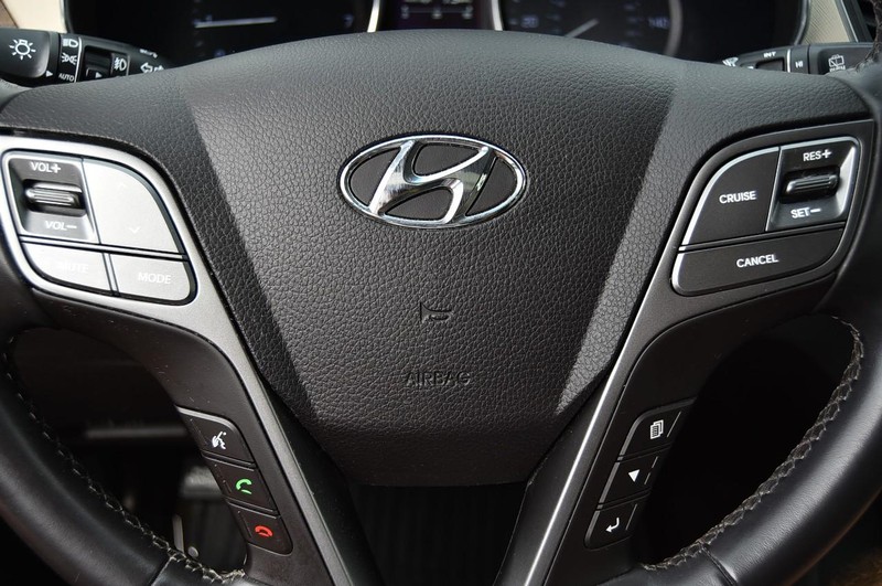 Hyundai Santa Fe Sport Vehicle Full-screen Gallery Image 19