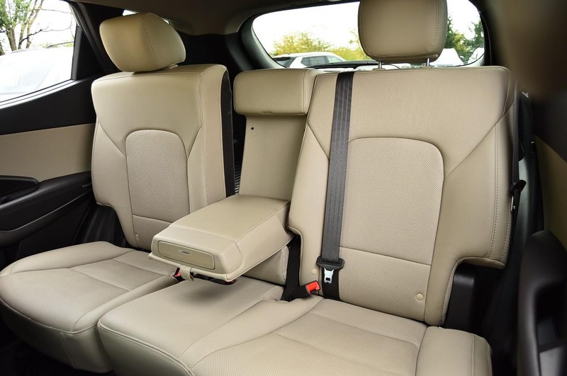 Hyundai Santa Fe Sport Vehicle Full-screen Gallery Image 22